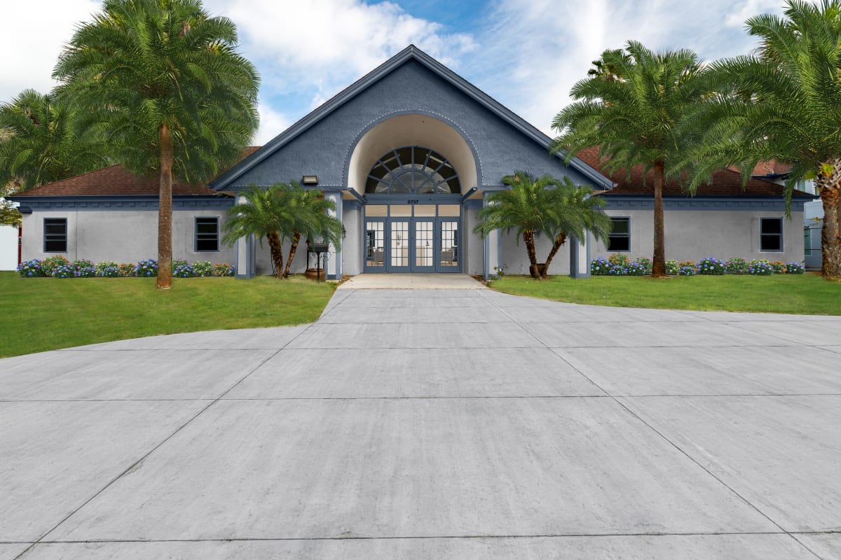 Property Details for Lenox Cove NEWLYRENOVATED APARTMENTS from